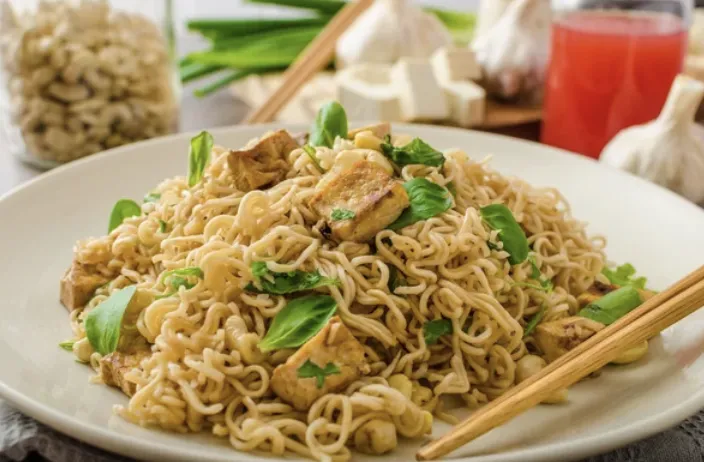 Nouilles chinoises au tofu et noix de cajou