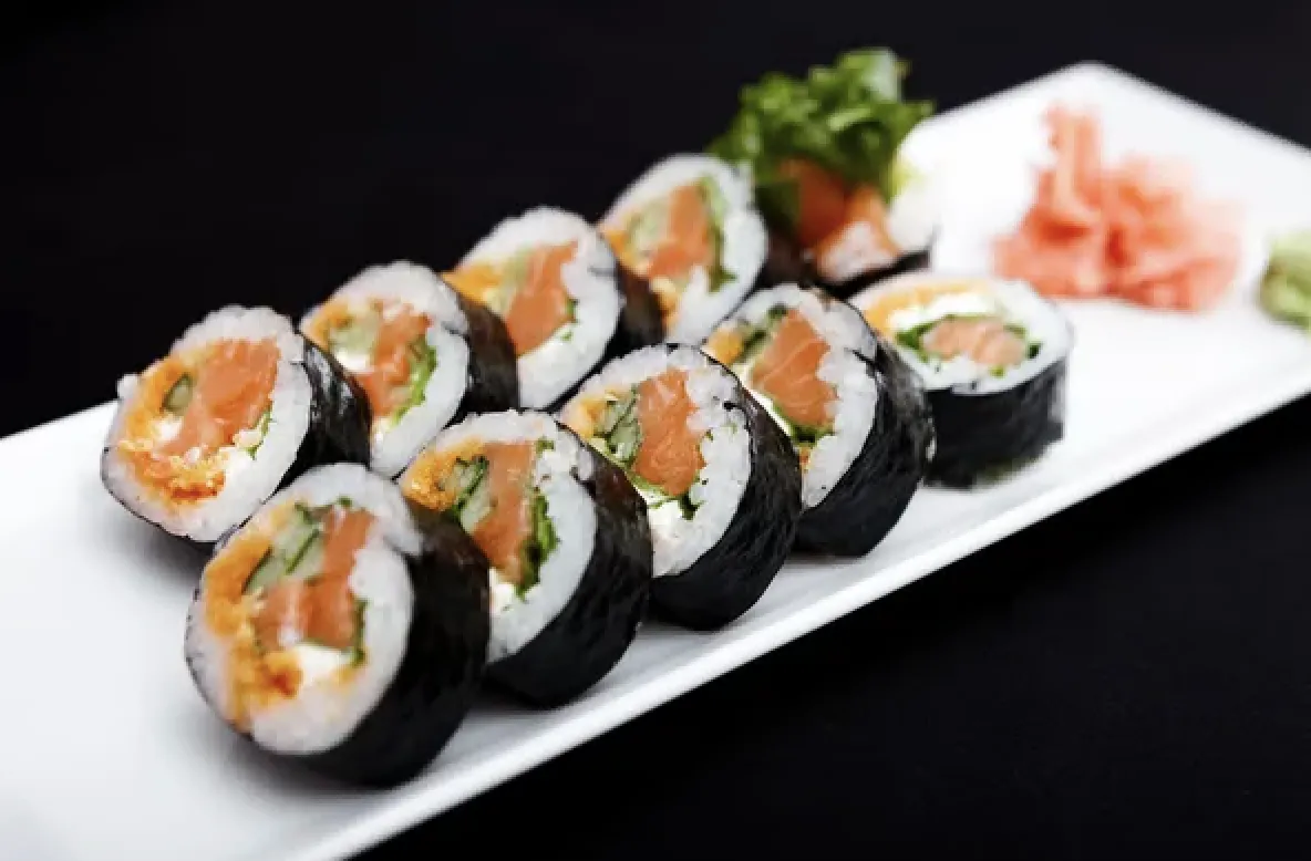 Makis au saumon, concombre et oeufs de poisson volant